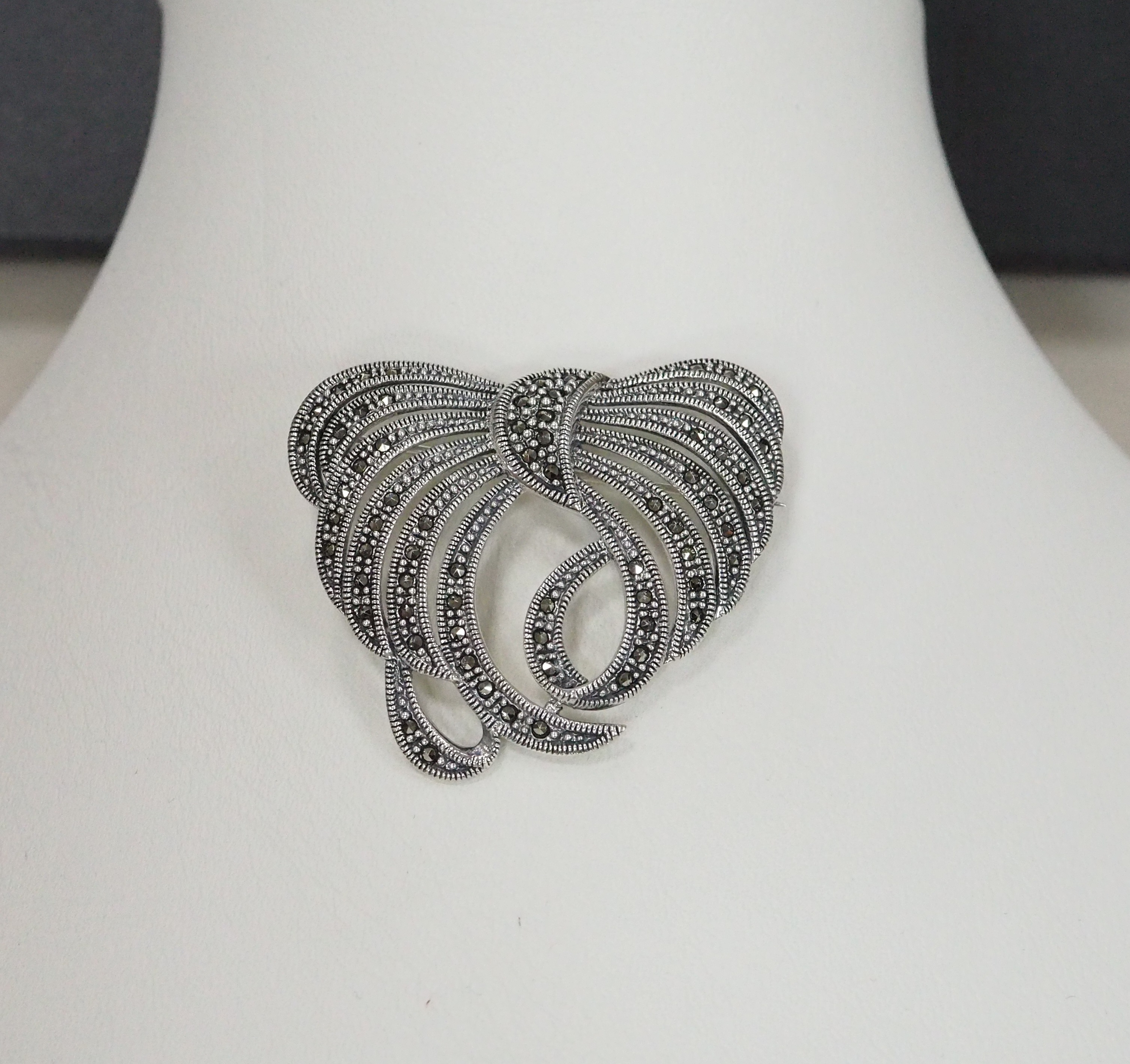 Серебряная брошь с марказитами